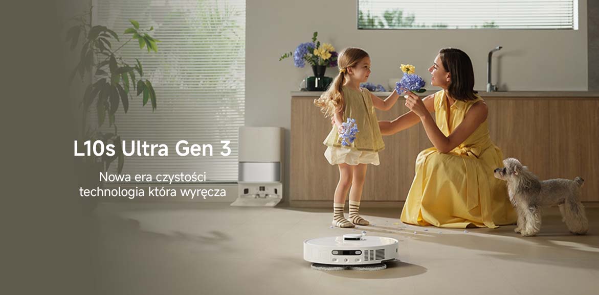 Kobieta i dziewczynka w jasnej kuchni z kwiatami, obok nich pies i robot sprzątający na podłodze